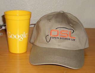 Google-Becher und OSL-Mütze