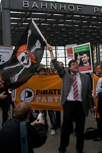 Tauss schwenkt Piratenflagge